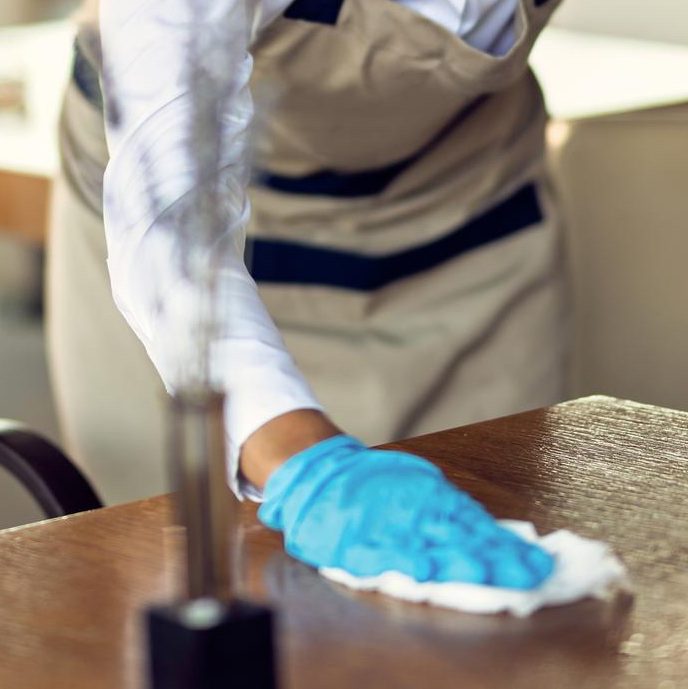 cleaning restaurant table